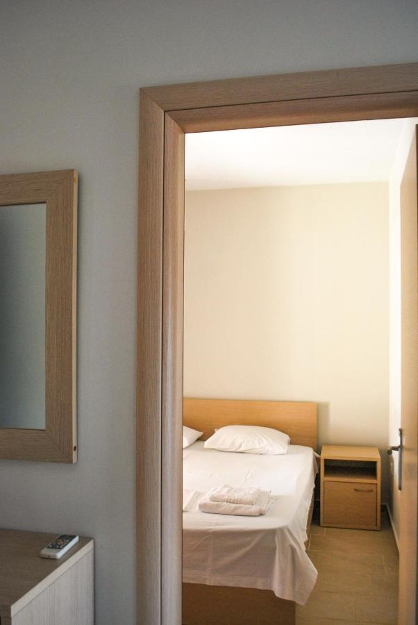 Canal Luxury Apartments Néa Potídea Kültér fotó